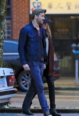 blake-lively-ryan-reynolds-hold-hands-most-adorable-couple-17.jpg