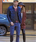 blake-lively-ryan-reynolds-hold-hands-most-adorable-couple-08.jpg