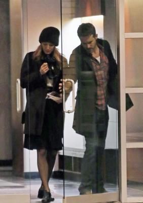 Click to view full size image
==============
blake-lively-ryan-reynolds-drop-by-moms-home-04.jpg blake-lively-ryan-reynolds-drop-by-moms-home-04.jpg
