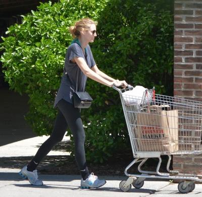 blake-lively-comfortable-grocery-shopping-dogs-06.jpg