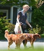 blake-lively-comfortable-grocery-shopping-dogs-03.jpg