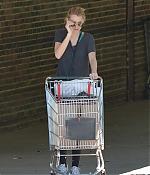 blake-lively-comfortable-grocery-shopping-dogs-04.jpg