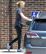 blake-lively-comfortable-grocery-shopping-dogs-05.jpg
