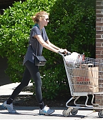 blake-lively-comfortable-grocery-shopping-dogs-06.jpg