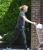 blake-lively-comfortable-grocery-shopping-dogs-07.jpg