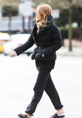 Click to view full size image
==============
blake-lively-pulling-all-nighters-06.jpg blake-lively-pulling-all-nighters-06.jpg