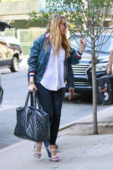 Click to view full size image
==============
picturepub-blakelively09.jpg picturepub-blakelively09.jpg