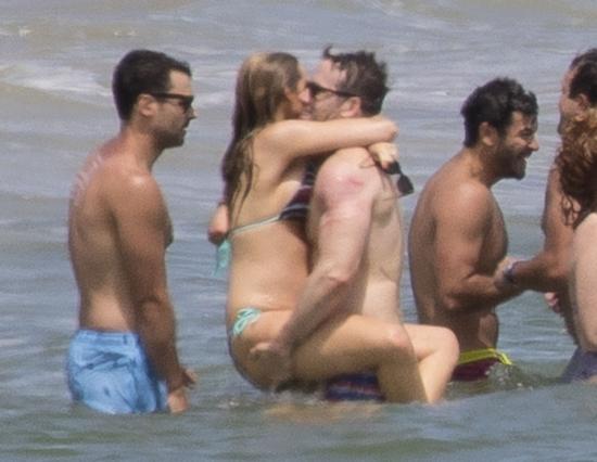 Click to view full size image
==============
Blake_Lively__281829.jpg Blake_Lively__281829.jpg