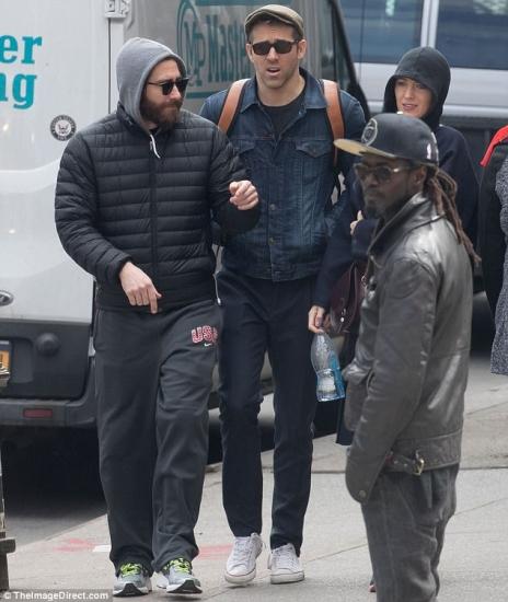 3EC8E71700000578-4365834-Strolling_in_the_city_Blake_and_Ryan_were_joined_by_h.jpg