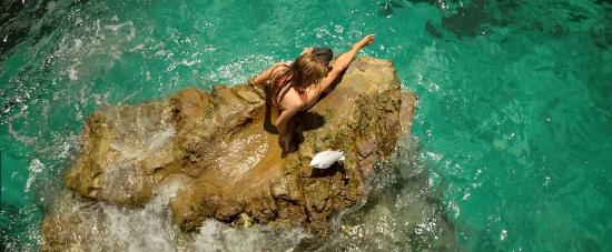 theshallows-blakelively-01964.jpg