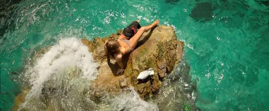 theshallows-blakelively-01965.jpg