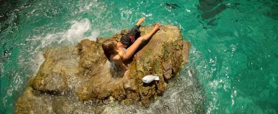 theshallows-blakelively-01966.jpg
