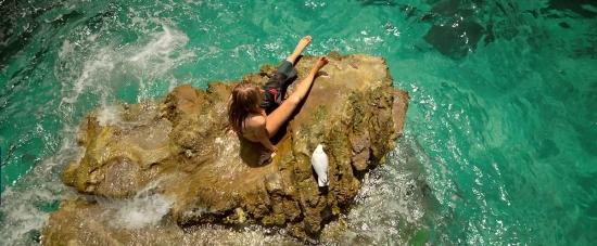 theshallows-blakelively-01967.jpg