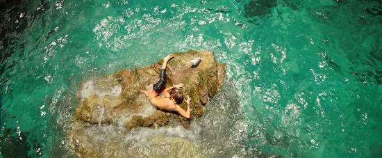theshallows-blakelively-01979.jpg