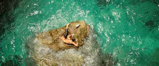 theshallows-blakelively-01980.jpg