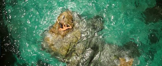 theshallows-blakelively-01985.jpg