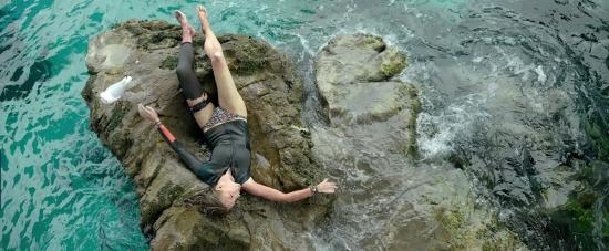 theshallows-blakelively-02827.jpg