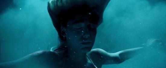 theshallows-blakelively-04569.jpg