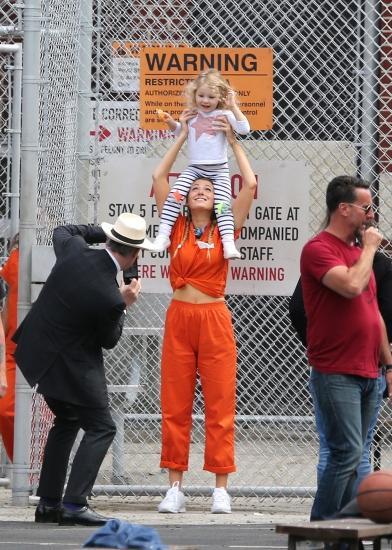 51088848_blakelively_picturepub_01.jpg