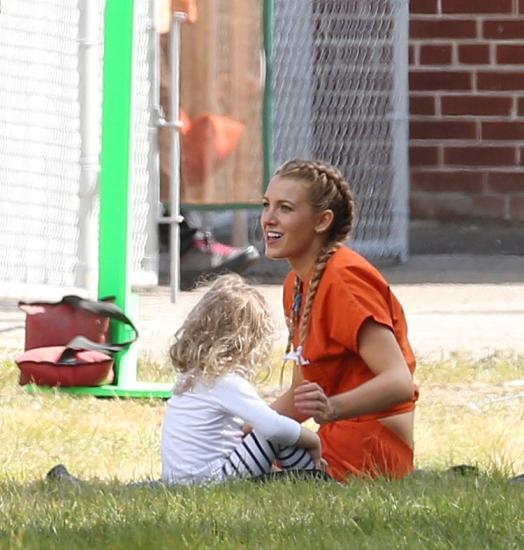 Click to view full size image
==============
51088856_blakelively_picturepub_06.jpg 51088856_blakelively_picturepub_06.jpg