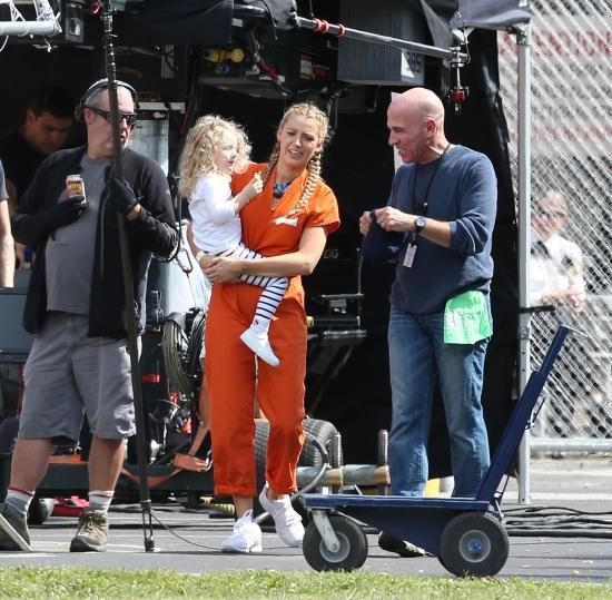 Click to view full size image
==============
51088875_blakelively_picturepub_14.jpg 51088875_blakelively_picturepub_14.jpg