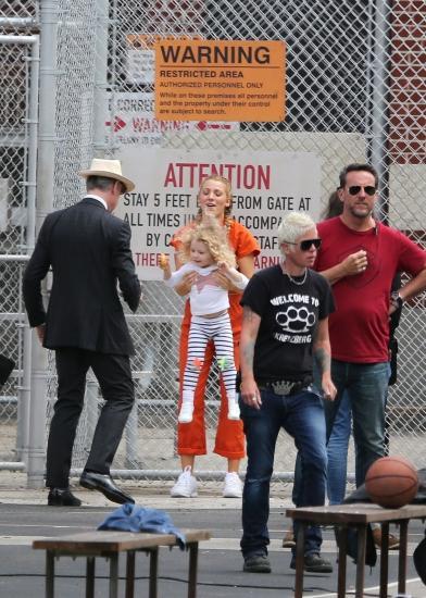 Click to view full size image
==============
51088990_blakelively_picturepub_45.jpg 51088990_blakelively_picturepub_45.jpg