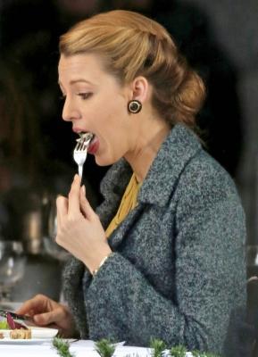 blake-lively-on-screen-mom-ellen-burstyn-lunch-in-character-09.jpg