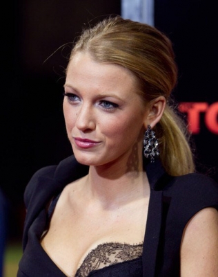 Click to view full size image
==============
blakelively_townbostonprem20.jpg blakelively_townbostonprem20.jpg