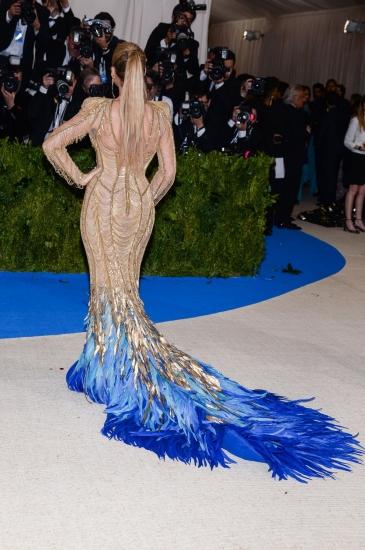 blake-lively-at-2017-met-gala-in-new-york-05-01-2017_4.jpg