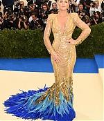 blake-lively-at-2017-met-gala-in-new-york-05-01-2017_1.jpg