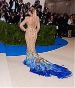 blake-lively-at-2017-met-gala-in-new-york-05-01-2017_3.jpg