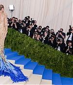 blake-lively-at-2017-met-gala-in-new-york-05-01-2017_9.jpg