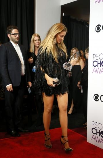 2017-01-19T030029Z_450436333_HT1ED1J08CD8K_RTRMADP_3_AWARDS-PEOPLESCHOICE.JPG