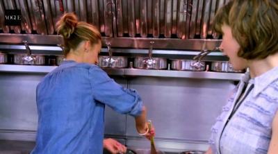 blakelively_cooking00209.jpg